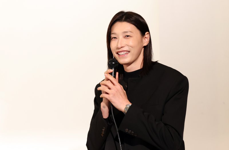 [부산=뉴시스] 하경민 기자 = 2025 세계도핑방지기구(WADA) 총회 홍보대사이자 한국도핑방지위원회(KADA) 선수위원인 김연경이 2일 부산 동구 경남여자중학교에서 경남여중·고 배구부 선수들을 대상으로 도핑방지 교육을 하기에 앞서 인사말을 하고 있다. 2025.12.02. yulnetphoto@newsis.com