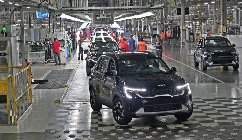 지난해 11월 27일 찾은 기아 인도법인 아난타푸르 공장에서 의장공정을 마친 차량들이 나오고 있다. 기아 제공