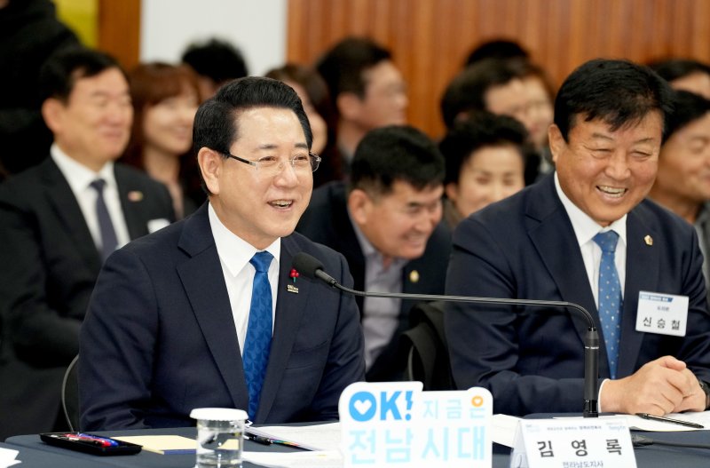 김영록 전라남도지사가 8일 영암군민회관 대회의실에서 열린 ‘영암군 정책비전 투어’ 행사에서 인사말을 하고 있다.(전남도 제공. 재판매 및 DB금지) 2025.12.8/뉴스1