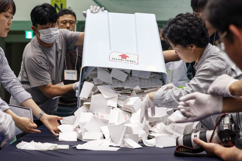 제21대 대통령 선거 투표일인 지난 6월 3일 오후 서울 관악구 서울대학교 체육관에 마련된 개표소에서 선거사무원들이 개표 작업을 실시하고 있다. 2025.6.3/뉴스1 ⓒ News1 민경석 기자