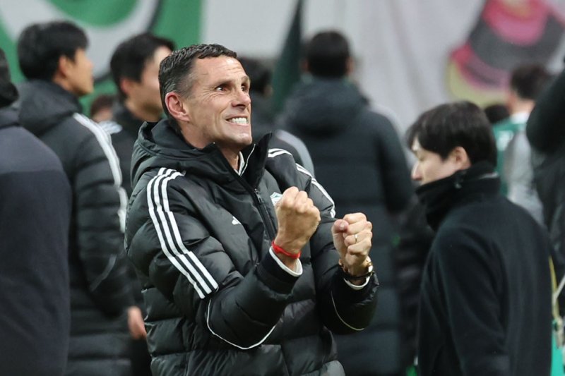 [서울=뉴시스] 권창회 기자 = 거스 포옛 전북현대 감독이 6일 오후 서울 마포구 서울월드컵경기장에서 열린 광주FC와 전북현대의 2025 하나은행 코리아컵 결승전에서 우승한 뒤 두주먹을 불끈 쥐고있다. 2025.12.06. kch0523@newsis.com