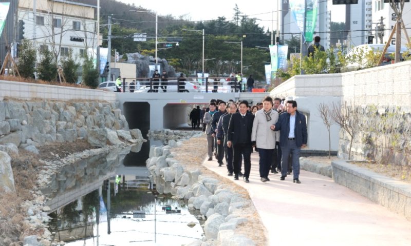 [포항=뉴시스] 송종욱 기자 = 8일 '학산천 생태 하천 복원 사업' 준공을 앞두고 북구 학산동 학산천 출발점에서 물길맞이 행사가 열린 가운데 이강덕 시장과 김일만 시의회 의장 등이 학산천을 둘러보고 있다. (사진=포항시 제공) 2025.12.08. photo@newsis.com