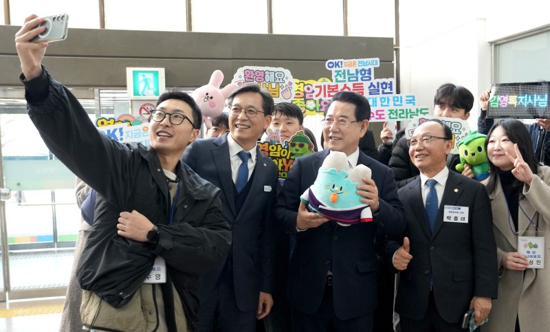 [무안=뉴시스] 8일 영암군 정책비전 투어에 나선 김영록 전남지사가 영암군민회관에서 우승희 군수 등과 기념사진을 촬영하고 있다. (사진 = 전남도 제공). 2025.12.08. photo@newsis.com *재판매 및 DB 금지