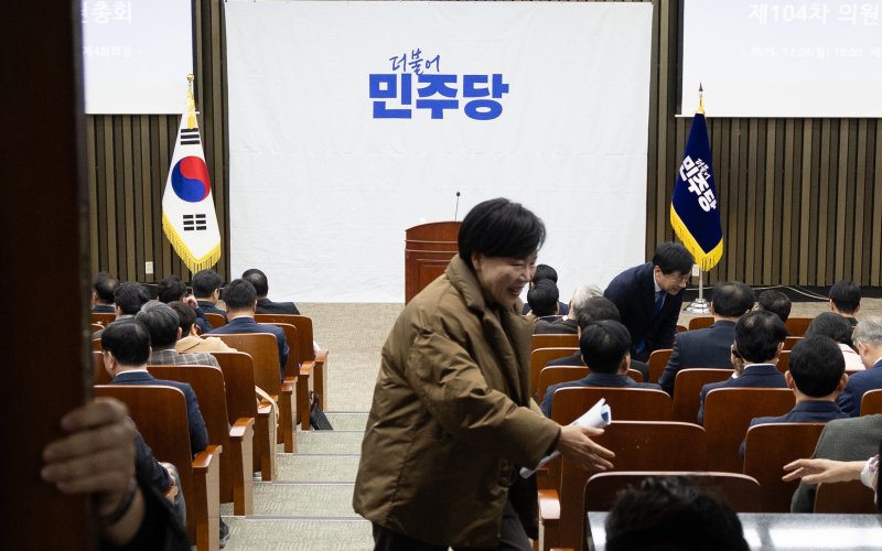 8일 서울 여의도 국회에서 더불어민주당 비공개 의원총회에 의원들이 참석해 있다. 2025.12.8/뉴스1 ⓒ News1 이승배 기자