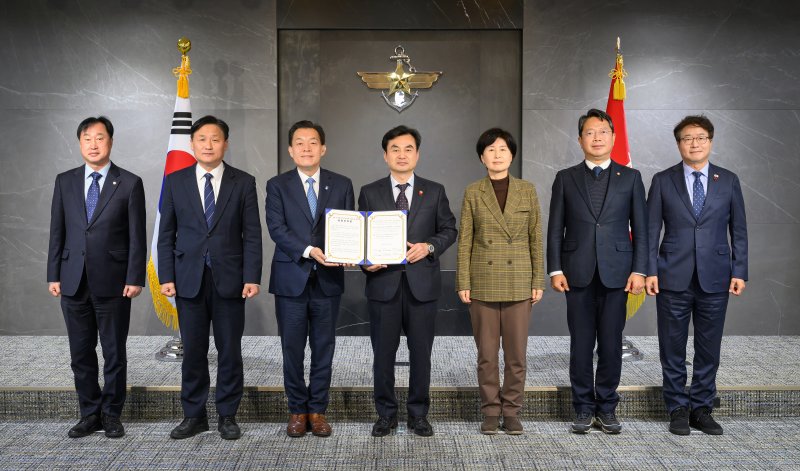 [수원=뉴시스] 이재준 경기 수원시장과 수원지역 국회의원 5명이 8일 안규백 국방부장관에게 '수원 군공항 이전의 국가전략 사업화를 위한 공동 건의문'을 전달한 뒤 기념촬영을 하고 있다. (사진=수원시 제공) 2025.12.08. photo@newsis.com *재판매 및 DB 금지