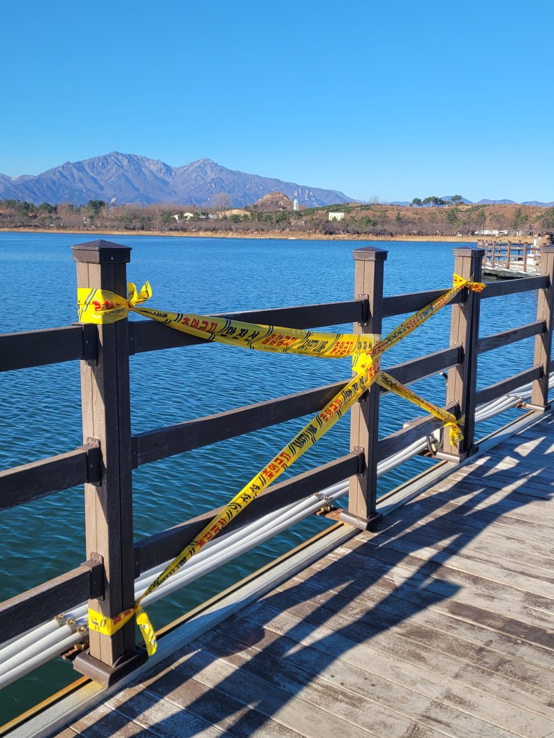 접근 금지 표시가 돼 있는 속초 영랑호 부교.(속초고성양양환경운동연합 제공, 재판매 및 DB 금지) 2025.12.8/뉴스1