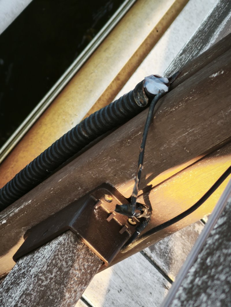 전선이 노출된 영랑호 부교. (속초고성양양환경운동연합 제공, 재판매 및 DB 금지) 2025.12.8/뉴스1