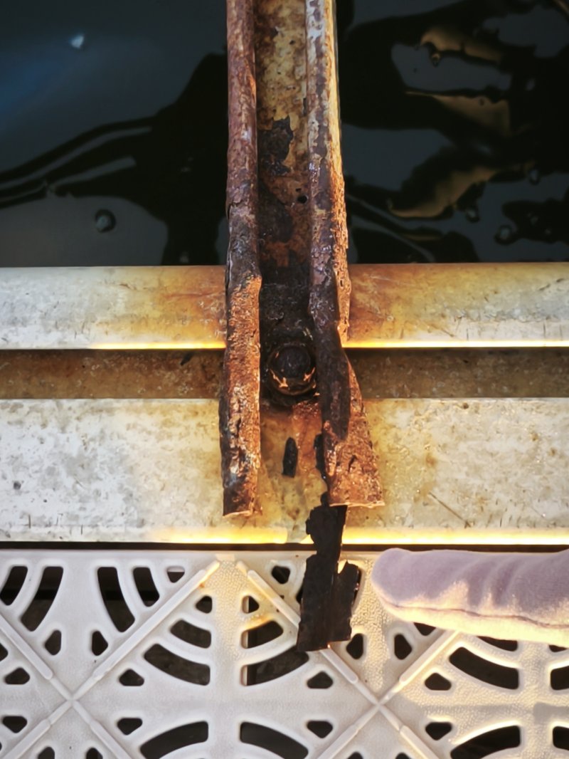 부식된 구조물.(속초고성양양환경운동연합 제공, 재판매 및 DB 금지) 2025.12.8/뉴스1