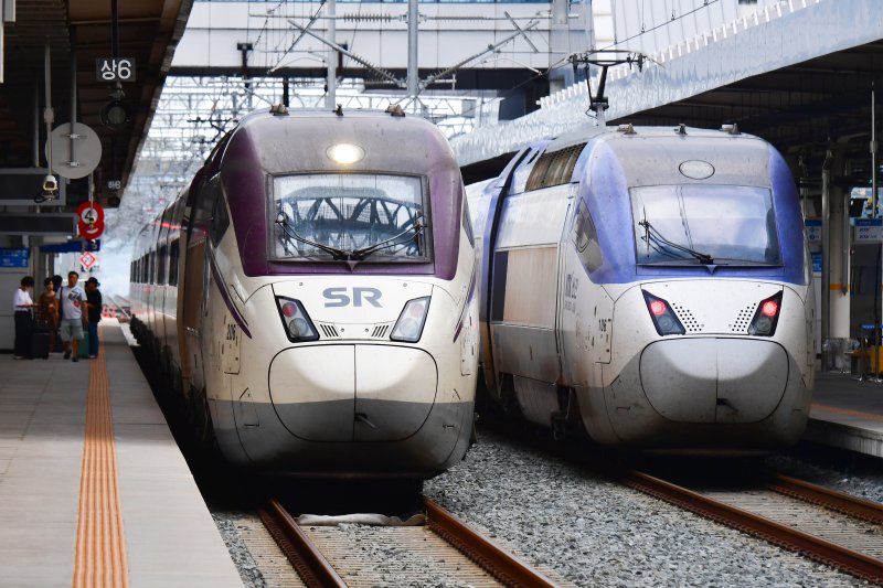 경북 포항역 플랫폼에 서수서행 SRT고속열차와 KTX고속열차가 출발을 기다리는 모습. .2023.9.3/뉴스1 ⓒ News1 최창호 기자