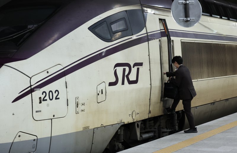 정부가 이원화된 고속철도 KTX와 SRT를 내년 말까지 통합하는 방안을 추진한다. 정부는 우선 내년 3월부터 서울발 KTX-1(20량, 955석) 등 일부를 수서역에 투입한다. 이후 6월에는 KTX와 SRT 열차를 서울역과 수서역을 구분하지 않고 혼합 편성해 운행하는 시범사업을 실시하고, 이후 본격 확대 여부를 결정한다. 사진은 8일 서울 강남구 수서역에서 출발 대기중인 SRT 열차. 2025.12.8/뉴스1 ⓒ News1 구윤성 기자