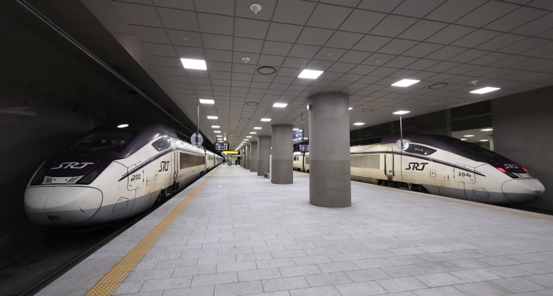 정부가 이원화된 고속철도 KTX와 SRT를 내년 말까지 통합하는 방안을 추진한다. 정부는 우선 내년 3월부터 서울발 KTX-1(20량, 955석) 등 일부를 수서역에 투입한다. 사진은 8일 서울 강남구 수서역에서 출발대기중인 SRT열차. 2025.12.8/뉴스1 ⓒ News1 구윤성 기자