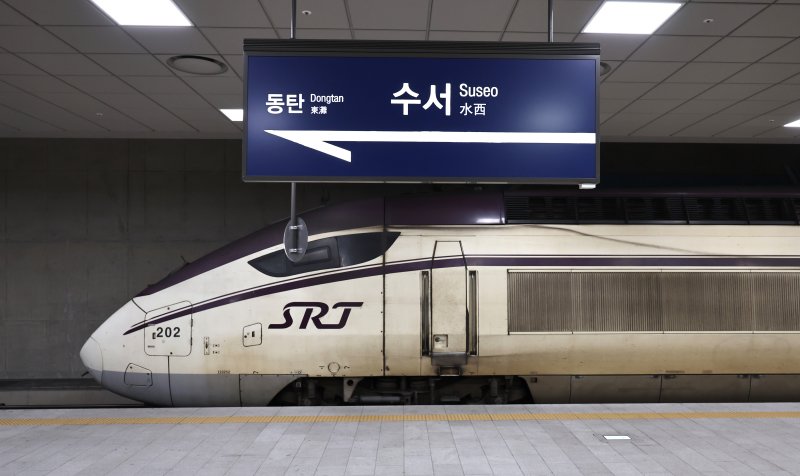 정부가 이원화된 고속철도 KTX와 SRT를 내년 말까지 통합하는 방안을 추진한다. 정부는 우선 내년 3월부터 서울발 KTX-1(20량, 955석) 등 일부를 수서역에 투입한다. 사진은 8일 서울 강남구 수서역에서 출발대기중인 SRT열차. 2025.12.8/뉴스1 ⓒ News1 구윤성 기자