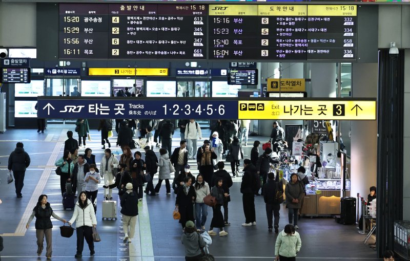 정부가 이원화된 고속철도 KTX와 SRT를 내년 말까지 통합하는 방안을 추진한다. 정부는 우선 내년 3월부터 서울발 KTX-1(20량, 955석) 등 일부를 수서역에 투입한다. 사진은 8일 서울 강남구 수서역의 모습. 2025.12.8/뉴스1 ⓒ News1 구윤성 기자