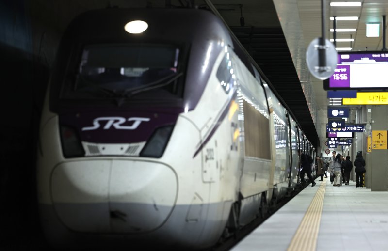정부가 이원화된 고속철도 KTX와 SRT를 내년 말까지 통합하는 방안을 추진한다. 정부는 우선 내년 3월부터 서울발 KTX-1(20량, 955석) 등 일부를 수서역에 투입한다. 사진은 8일 서울 강남구 수서역에서 출발대기중인 SRT열차. 2025.12.8/뉴스1 ⓒ News1 구윤성 기자