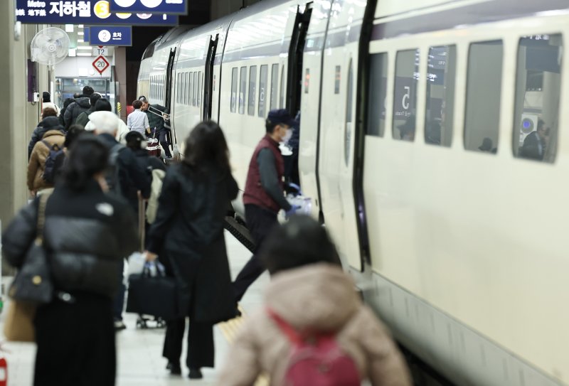 정부가 이원화된 고속철도 KTX와 SRT를 내년 말까지 통합하는 방안을 추진한다. 정부는 우선 내년 3월부터 서울발 KTX-1(20량, 955석) 등 일부를 수서역에 투입한다. 이후 6월에는 KTX와 SRT 열차를 서울역과 수서역을 구분하지 않고 혼합 편성해 운행하는 시범사업을 실시하고, 이후 본격 확대 여부를 결정한다. 사진은 8일 서울 강남구 수서역에서 SRT열차를 이용하는 시민들. 2025.12.8/뉴스1 ⓒ News1 구윤성 기자