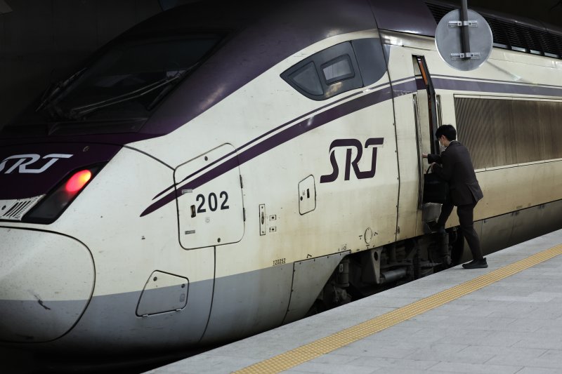 사진은 8일 서울 강남구 수서역에서 출발 대기중인 SRT 열차. 2025.12.8/뉴스1 ⓒ News1 구윤성 기자