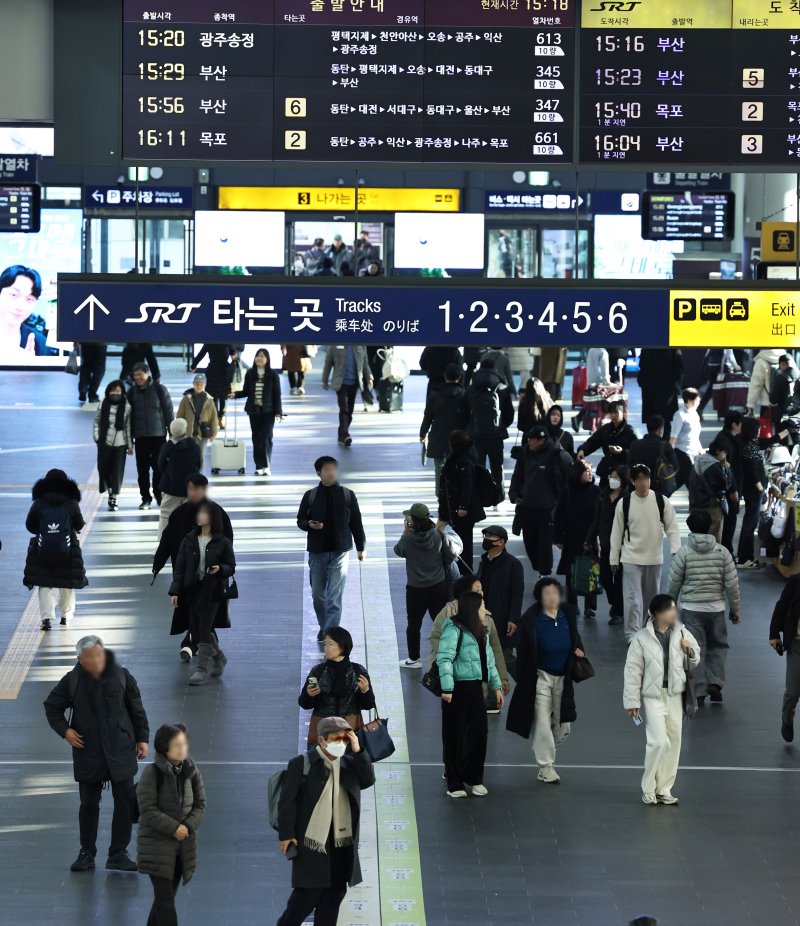 정부가 이원화된 고속철도 KTX와 SRT를 내년 말까지 통합하는 방안을 추진한다. 정부는 우선 내년 3월부터 서울발 KTX-1(20량, 955석) 등 일부를 수서역에 투입한다. 사진은 8일 서울 강남구 수서역의 모습. 2025.12.8/뉴스1 ⓒ News1 구윤성 기자