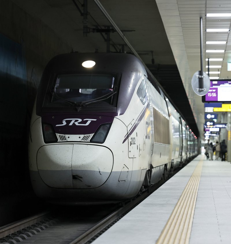 정부가 이원화된 고속철도 KTX와 SRT를 내년 말까지 통합하는 방안을 추진한다. 정부는 우선 내년 3월부터 서울발 KTX-1(20량, 955석) 등 일부를 수서역에 투입한다. 사진은 8일 서울 강남구 수서역에서 출발 대기중인 SRT 열차. 2025.12.8/뉴스1 ⓒ News1 구윤성 기자