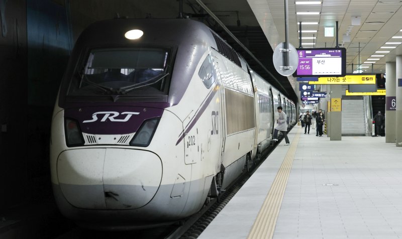 정부가 이원화된 고속철도 KTX와 SRT를 내년 말까지 통합하는 방안을 추진한다. 정부는 우선 내년 3월부터 서울발 KTX-1(20량, 955석) 등 일부를 수서역에 투입한다. 사진은 8일 서울 강남구 수서역에서 출발대기중인 SRT열차. 2025.12.8/뉴스1 ⓒ News1 구윤성 기자