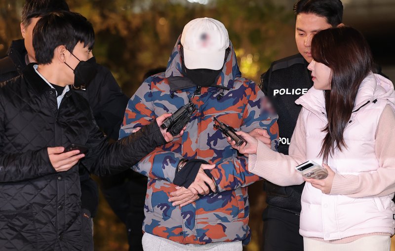 '도이치모터스 주가조작 의혹' 공범 이 모 씨가 지난 10월 20일 충주휴게소에서 체포돼 서울 종로구 광화문 KT 빌딩에 마련된 김건희 특검(특별검사 민중기) 사무실로 압송됐다. 이 씨는 주가조작 시기 주포로 알려진 인물로, 김 여사의 한 증권사 계좌를 맡은 것으로 알려졌다. 2025.11.20/뉴스1 ⓒ News1 김성진 기자