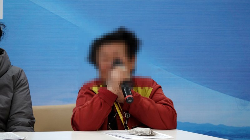 [제주=뉴시스] 오영재 기자 = 제주 사망 교사 유족과 박두용 교사유가족협의회장이 8일 오후 제주도의회 도민카페에서 기자회견을 하고 있다. 2025.12.08. oyj4343@newsis.com