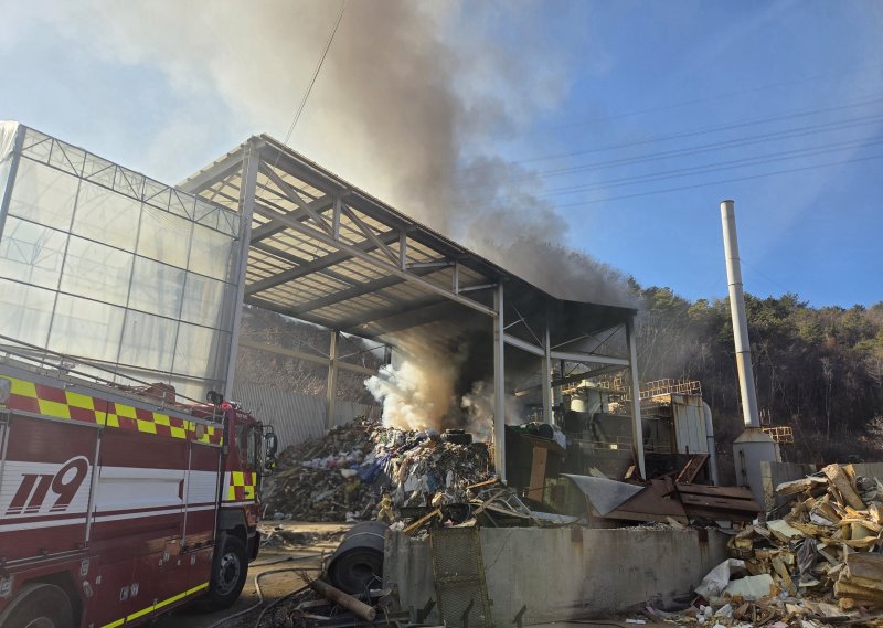 [논산=뉴시스] 8일 오전 11시13분께 충남 논산시 벌곡면 폐기물처리업체 건설폐기물에서 불이 나 하얀색 연기가 피어 오르고 있다. (사진=논산소방서 제공) 2025.12.08. photo@newsis.com *재판매 및 DB 금지