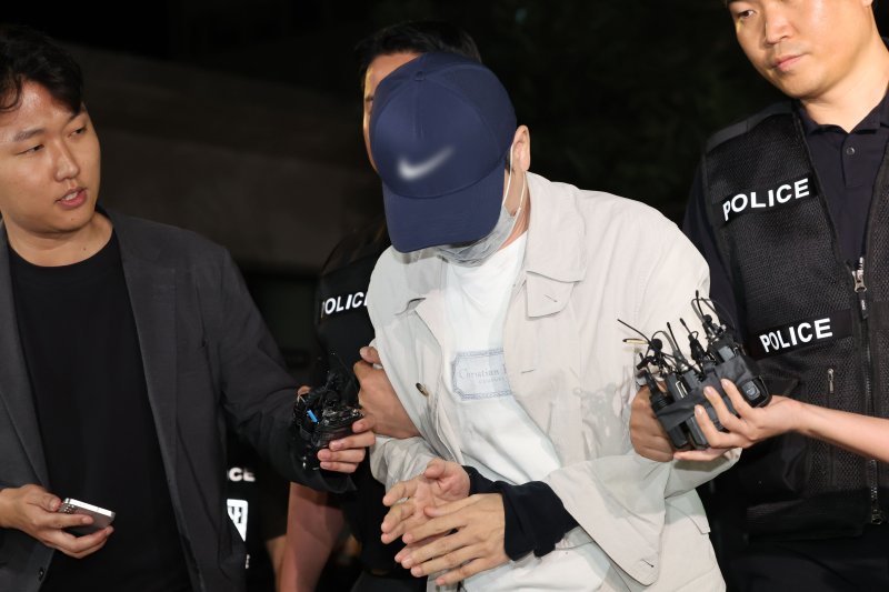 [서울=뉴시스] 권창회 기자 = 삼부토건 주가조작 의혹 사건의 '키맨' 이기훈씨가 목포에서 체포돼 11일 서울 종로구 김건희 특검팀으로 호송되어 오고 있다. 2025.09.11. kch0523@newsis.com