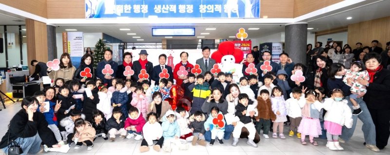 제천시청에서 열린 사랑의온도탑 제막식.(제천시 제공. 재판매 및 DB금지)/뉴스1