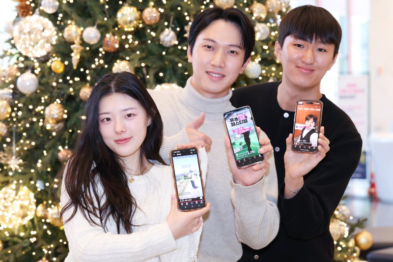 LG유플러스 '유쓰 쇼츠 페스티벌' 대상 수상자인 정예지씨(왼쪽부터), 조민서씨, 채민혁씨가 대상 수상 후 포즈를 취하고 있다. LG유플러스 제공