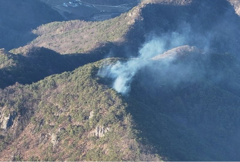[청송=뉴시스] 청송군 주왕산면 산불 현장 (사진=경북소방본부 제공) 2025.12.08. photo@newsis.com *재판매 및 DB 금지