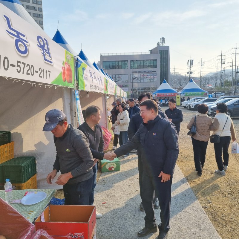 [밀양=뉴시스] 이성수 조합장이 얼음골사과 직거래장터 할인판매 행사에서 조합원들을 격려하고 있다. (사진=밀양농협 제공) 2025.12.08. photo@newsis.com *재판매 및 DB 금지