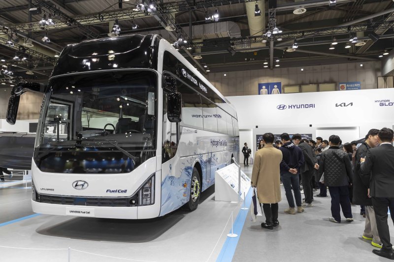 현대차그룹이 지난 4일부터 7일까지 경기 고양시 킨텍스에서 개최한 '월드 하이드로젠 엑스포 2025(WHE 2025)'에서 관람객들이 유니버스 수소전기버스를 둘러보고 있다. 현대차그룹 제공