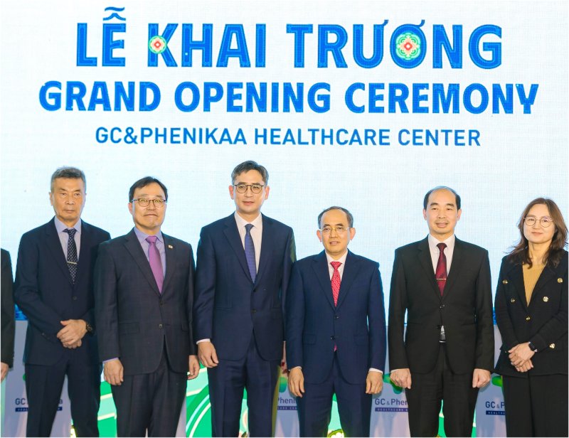 지난 5일 하노이 현지에서 열린 'GC&페니카 헬스케어 센터' 개소식에서 최영삼 주 베트남 대한민국 대사(왼쪽 두번째부터), 허용준 GC 대표이사, 호 쑤언 낭 페니카 그룹 회장, 응웬 딩 흥 하노이 보건청 부청장 등이 기념촬영을 하고있다. GC 제공