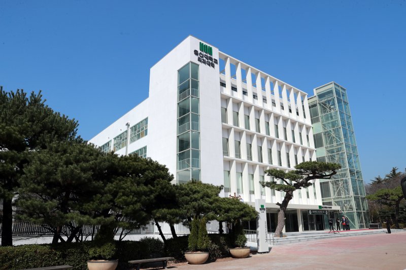 울산대 의대가 설립 37년만에 울산으로 환원한다. 사진은 내년부터 예과 1학년~ 본과 1학년의 이론 수업과 임상교육이 진행될 울산 동구 전하동 아산의학관 모습. 울산시 제공