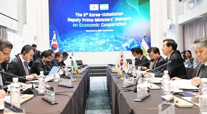 [세종=뉴시스] 기획재정부는 8일 서울 용산구 드래곤시티 호텔에서 '제6차 한-우즈베키스탄 경제부총리 회의'를 개최했다고 밝혔다. 사진은 구윤철 경제부총리 겸 기획재정부 장관이 잠시드 압두하키모비치 호자예프 부총리를 비롯한 우즈베키스탄 측과 논의를 진행하고 있는 모습. (사진=기재부 제공) 2025.12.08. photo@newsis.com *재판매 및 DB 금지