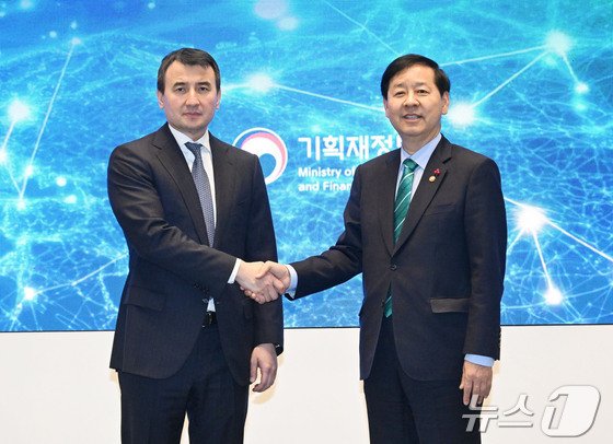 구윤철 부총리 겸 기획재정부 장관이 8일 오후 서울 용산구 서울드래곤시티 호텔에서 열린 '제6차 한-우즈벡 경제부총리 회의'에 참석해 잠시드 호자예프 우즈벡 부총리와 기념 촬영을 하고있다. (기획재정부 제공. 재판매 및 DB 금지) 2025.12.8/뉴스1