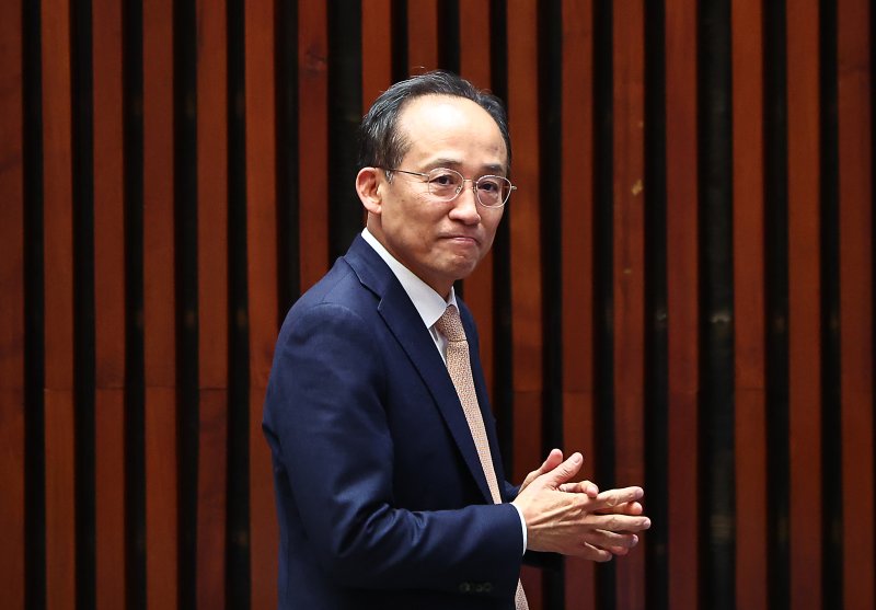 [서울=뉴시스] 김명년 기자 = 추경호 국민의힘 의원이 8일 오전 서울 여의도 국회에서 열린 의원총회 및 이재명 정권 독재악법 국민고발회에서 입장하고 있다. 2025.12.08. kmn@newsis.com