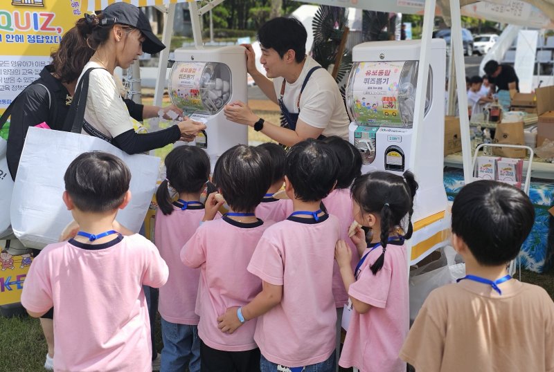 경북교육청은 30일 봉화, 영양, 청송, 울릉 등 영유아 수가 300명 미만인 지역 유치원과 어린이집 23곳에서 ‘찾아가는 문화 공연(모樂모樂 온맘놀이터)’을 운영하고 있다.(경북교육청 제공. 재판매 및 DB금지) ⓒ News1 김대벽기자