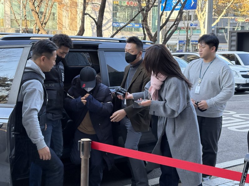 [서울=뉴시스] 권민지 수습기자 = 서울 강서구에서 부부싸움 끝에 남편을 살해한 60대 여성이 구속심사를 받기 위해 8일 오전 서울 양천구 서울남부지법에 모습을 드러냈다. *재판매 및 DB 금지