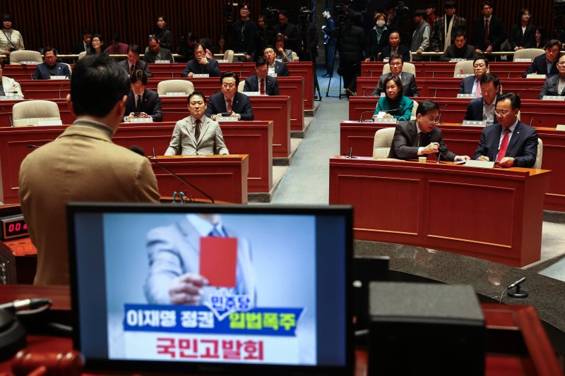 [서울=뉴시스] 김명년 기자 = 장동혁 국민의힘 대표가 8일 오전 서울 여의도 국회에서 열린 의원총회 및 이재명 정권 독재악법 국민고발회에서 주진우 의원의 발언을 듣고 있다. 2025.12.08. kmn@newsis.com