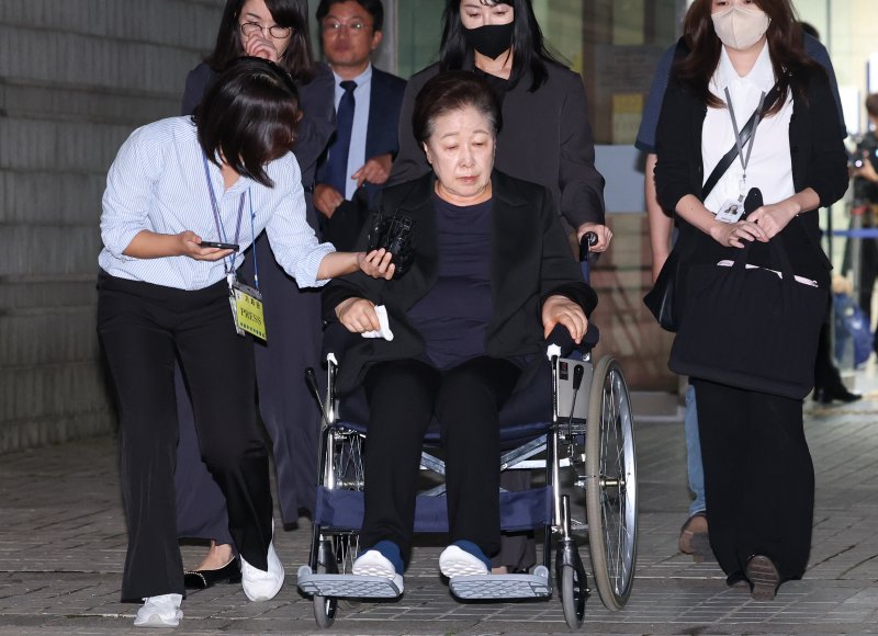 [서울=뉴시스] 황준선 기자 = 청탁금지법과 정치자금법 위반 등 혐의를 받는 한학자 통일교 총재가 지난 9월22일 오후 서울 서초구 서울중앙지방법원에서 열린 영장실질심사(구속 전 피의자 심문)을 마친 뒤 법정을 나서고 있다. (공동취재) 2025.09.22. photo@newsis.com