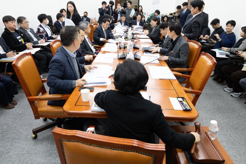 8일 서울 여의도 국회에서 열린 제429회국회(정기회) 과학기술정보방송통신위원회 제5차 정보통신방송법안심사소위원회에서 김현 소위원장이 회의를 주재하고 있다. 2025.12.8/뉴스1 ⓒ News1 이승배 기자