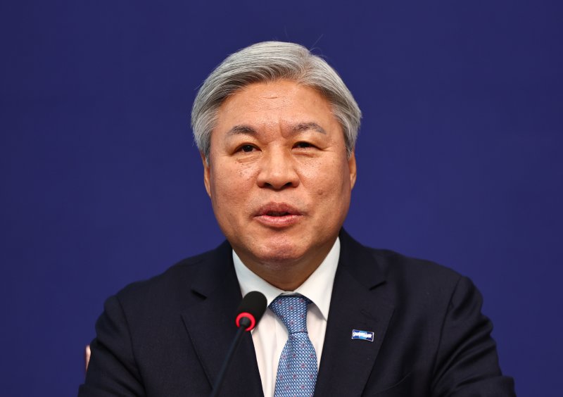 [서울=뉴시스] 김명년 기자 = 서왕진 조국혁신당 원내대표가 7일 오전 서울 여의도 국회에서 내란전담재판부설치법 등 현안 관련 기자간담회를 열고 발언하고 있다. 2025.12.07. kmn@newsis.com