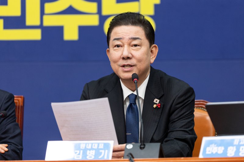 김병기 더불어민주당 원내대표가 8일 서울 여의도 국회에서 열린 최고위원회의에서 모두발언하고 있다. 2025.12.8/뉴스1 ⓒ News1 이승배 기자