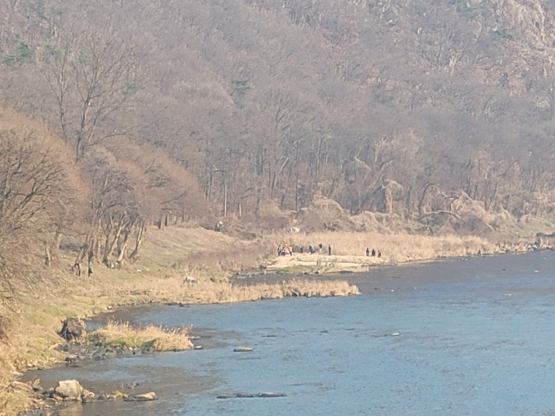 충북 영동 천태산에서 지난 10월 실종된 80대 남성 추정 시신이 금강 하천변에서 발견됐다.(독자제공. 재판매 및 DB금지)/뉴스1