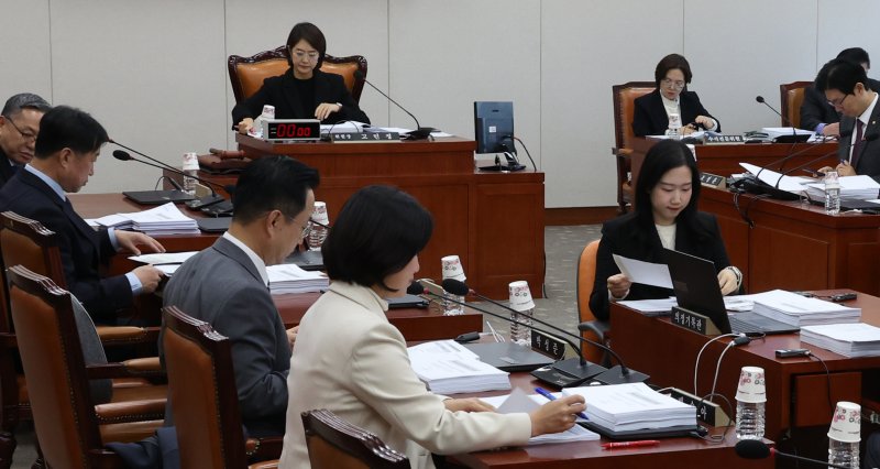 [서울=뉴시스] 김금보 기자 = 고민정 국회 교육위원회 소위원장이 8일 오후 서울 여의도 국회에서 열린 교육위원회 소위원회 전체회의를 주재하고 있다. 2025.12.08. kgb@newsis.com