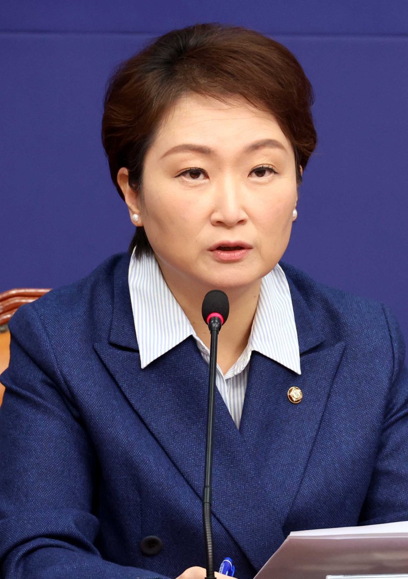 [서울=뉴시스] 조성봉 기자 = 이언주 더불어민주당 최고위원이 5일 오전 서울 여의도 국회에서 열린 최고위원회의에서 발언을 하고 있다. 2025.12.05. suncho21@newsis.com