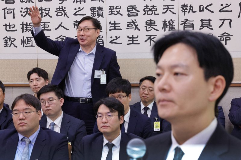 이화영 전 경기도 평화부지사(왼쪽)가 대북 송금 사건을 수사한 박상용 검사(오른쪽)의 답변 도중 발언권을 요청하고 있다. 2025.10.23/뉴스1 ⓒ News1 신웅수 기자