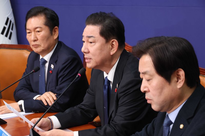 [서울=뉴시스] 조성봉 기자 = 김병기 더불어민주당 원내대표가 8일 오전 서울 여의도 국회에서 열린 최고위원회의에서 발언을 하고 있다. 2025.12.08. suncho21@newsis.com