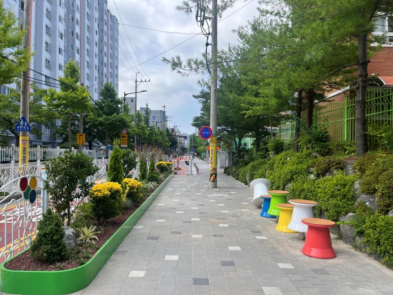 [통영=뉴시스] 신정철 기자= 통영시는 경상남도가 실시한 ‘2025년 도시숲 및 녹지공간 조성 시·군 평가’에서 자녀안심 그린숲과 가로수 조성·관리 및 경관 완성도 등 현장평가에서도 매우 우수한 평가를 받으며 최우수기관으로 선정됐다고 8일 밝혔다. 사진은 통영초 통학로 중심의 자녀안심 그린숲 조성 모습.(사진=통영시 제공).2025.12.08. photo@newsis.com *재판매 및 DB 금지